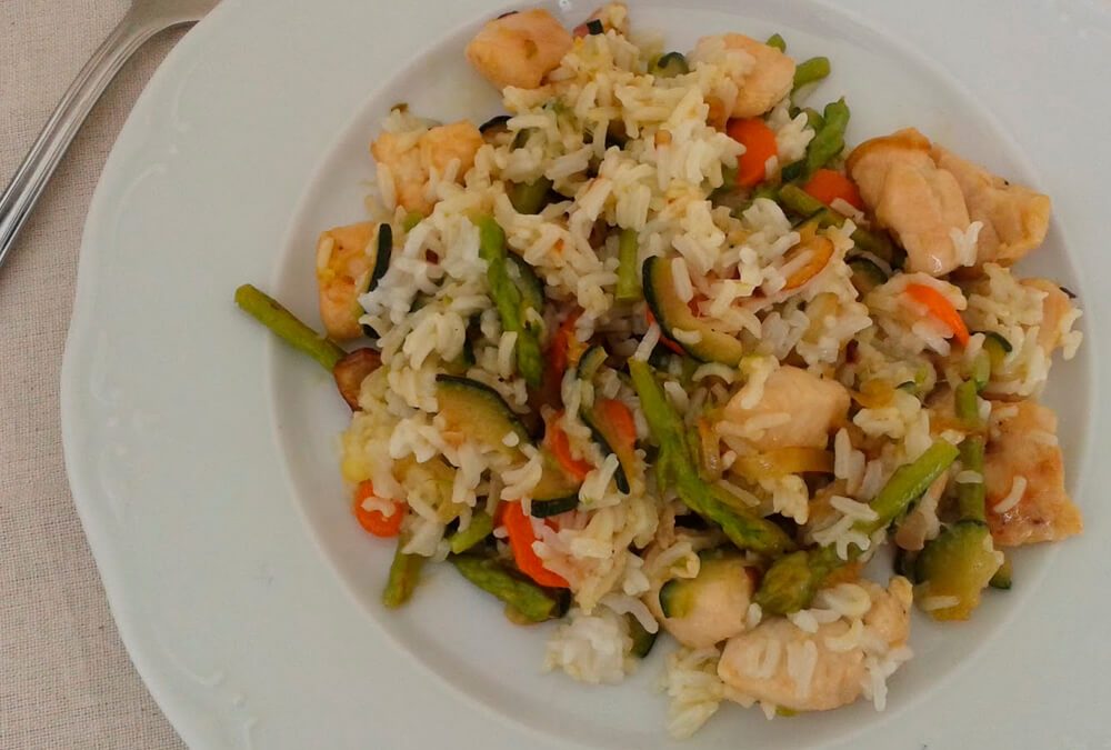 ARROZ BASMATI CON POLLO Y VERDURAS AL VAPOR CON SALSA DE SÉSAMO, JENGIBRE Y SOYA