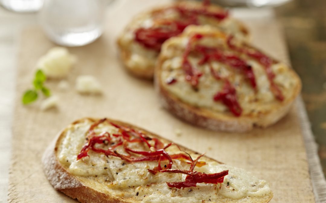 Crostini con quesos y tomates secos