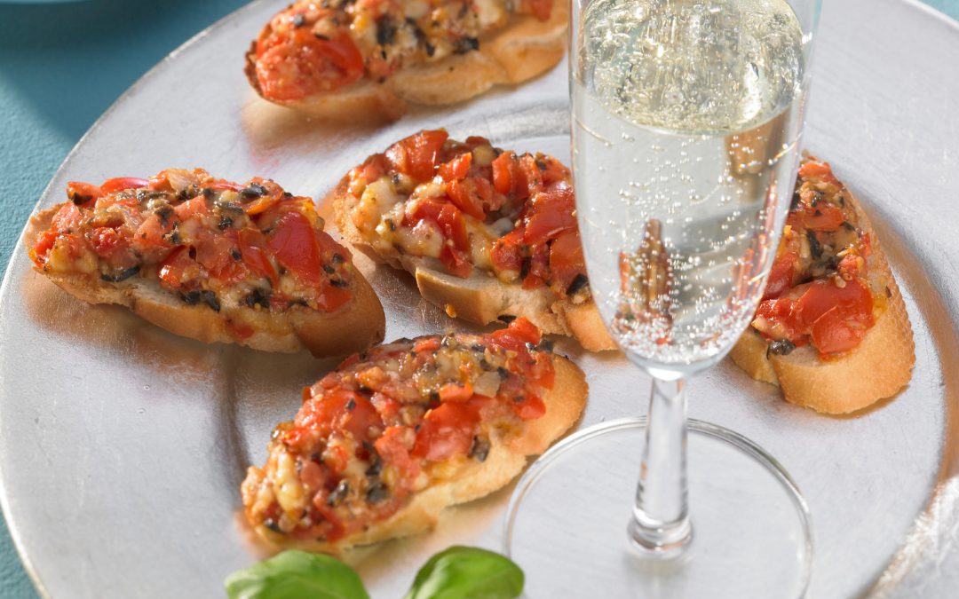 Crostini con tomate y mozzarella